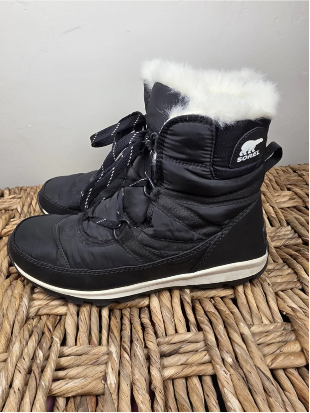 Sorel Whitney Short Lace Women’s Waterproof Winter Snow Boots Sz 8.5 Black Fur